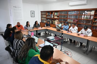 Representantes del comité organizador, expusieron para las autoridades e invitados, los requerimientos de la competencia (VERÓNICA RIVERA)