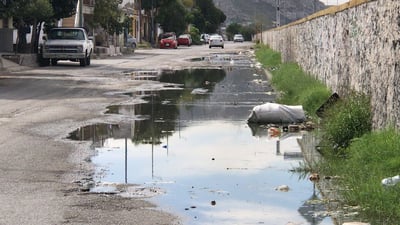 El Simas Torreón informó que para atender de manera emergente el problema, el organismo opta por atacar los focos rojos cuando se dan brotes de aguas residuales en los colectores. (FERNANDO COMPEÁN / EL SIGLO DE TORREÓN)