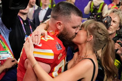 Imagen Travis Kelce y Taylor Swift celebran triunfo en el Super Bowl con beso