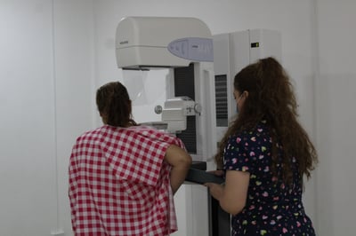 El estudio de rayos X, conocido como mastografía, es aconsejado para mujeres mayores de 40 años, sin síntomas de cáncer. 