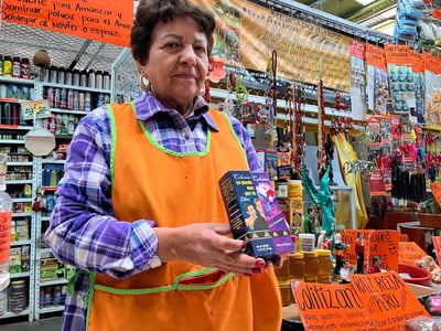 En el Mercado Juárez, justo en el local de Socorro Guerrero, es fácil encontrar las mejores herramientas para obtener el amor de otra persona. (VAYRON INFANTE / EL SIGLO DE TORREÓN)
