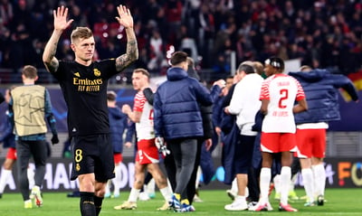 Toni Kroos celebra victoria del partido de octavos de final de la Champions League. 