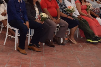 Parejas reunidas para el acto de una boda comunitaria en Madero. (ARCHIVO)