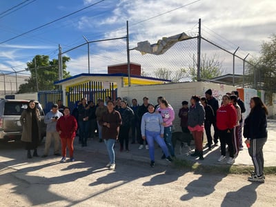 La manifestación se realizó después de las nueve de la mañana a las afueras del preescolar, ubicado en la colonia Aviación de Torreón. (EL SIGLO DE TORREÓN)