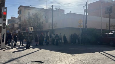 Beneficiarios de la Pensión del Bienestar en Torreón prefieren hacer largas filas antes que hacer uso del cajero. (EL SIGLO DE TORREÓN)