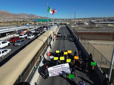 Fotografía tomadas con un drone que muestra trabajadores ferrocarrileros protestando, hoy en El Puente Internacional Cordova de las Américas en Ciudad Juárez, Chihuahua (México). (ARCHIVO)
