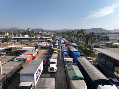 Transportistas bloquean carretera rumbo a  Acapulco. (EFE)