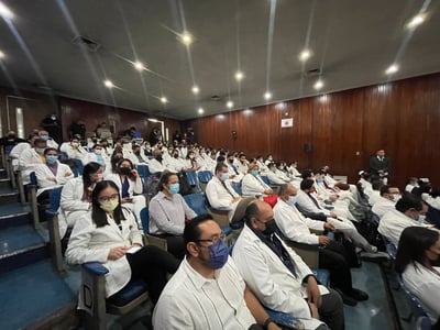 Médicos reunidos en un auditorio. (ARCHIVO)