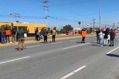 Manifestantes cierran el Periférico Luis Echeverría Álvarez. (EL SIGLO DE TORREÓN)