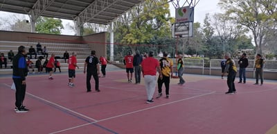 Participan adultos mayores del DIF Torreón en competencia deportiva amistosa.