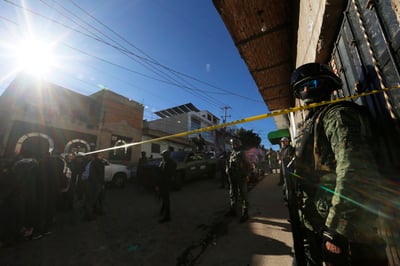 Integrantes del Ejército Mexicano, resguardan la zona donde se registró un ataque armado la madrugada de este domingo, en el municipio de Tlaquepaque. (AGENCIAS)