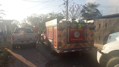 Atención por autoridades del incendio de un jacal en la colonia Santiago Ramírez. (EL SIGLO DE TORREÓN)