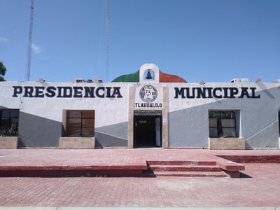 Los señalamientos de nepotismo iniciaron el año pasado, cuando más de 70 trabajadores municipales de Tlahualilo tomaron las instalaciones de la Presidencia Municipal tras haber sido despedidos, dijeron, injustamente y sin ser indemnizados. (CORTESÍA)