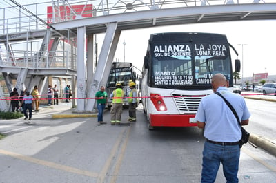 Camiones de transporte público chocan en la carretera Torreón-Matamoros. (EL SIGLO DE TORREÓN)