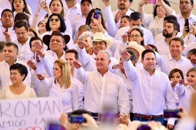 Cepeda González recibió el apoyo de los presentes y expresó su voluntad de seguir trabajando por el bien de Torreón. (EL SIGLO DE TORREÓN)