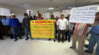 Exobreros de Altos Hornos de México protestaron en la Presidencia Municipal de Monclova, contra el regidor José Daniel González Méndez, presidente de la comisión de Derechos Humanos, que maltrató a adultos mayores de la organización.