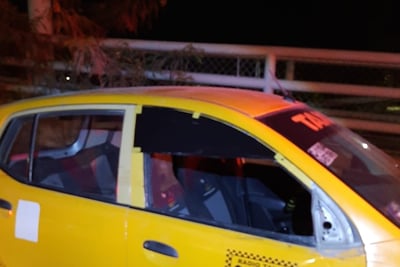Hombre involucrado en riña terminó arrollado en el periférico de Torreón luego de que su oponente lo empujara contra un taxi qué pasaba por el lugar.