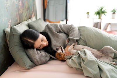 Imagen Pros y contras de dormir en la cama con mascotas, según veterinarios