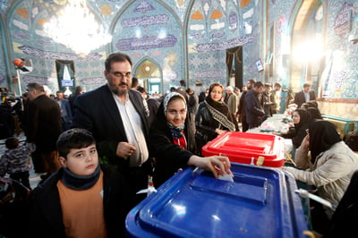 Votantes iraníes en una casilla. (EFE)