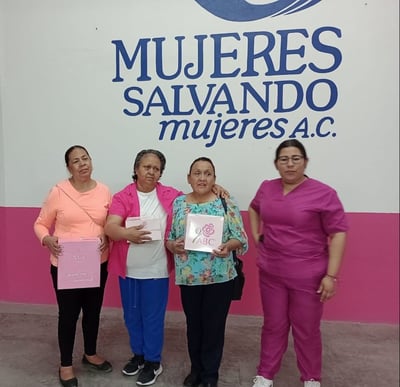 Mujeres Salvando Mujeres y el IMM entregan prótesis mamarias a sobrevivientes de cáncer de mama.
