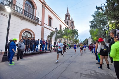 Corredores fueron animados con aplausos de ciudadanos, mientras recorrían el bulevar Miguel Alemán, la avenida Sarabia y la calle Madero en ciudad Lerdo.