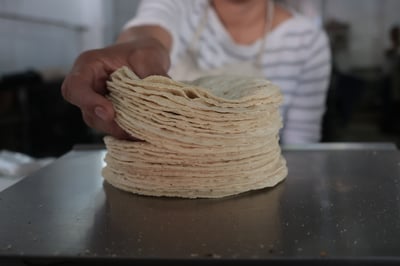 Se mantiene el precio de la tortilla, podría incrementar en abril o mayo, según las variaciones que reflejen los insumos.