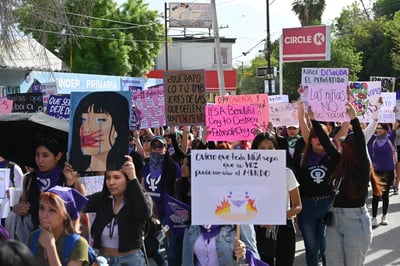 Cientos de mujeres salieron de sus casas, oficinas y escuelas para “inundar” las calles de Lerdo y Gómez Palacio con una gran ola de color púrpura para llegar hasta la Plaza Mayor de Torreón para visibilizar las problemáticas que aún se sufren y los pendientes que mantienen las autoridades de los tres niveles de gobierno.