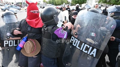 Policías retienen a mujeres durante marcha del 8M en Gómez Palacio. (VERÓNICA RIVERA)
