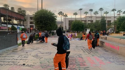Cerca de 50 integrantes de La Ola acudieron a realizar las primeras labores de limpieza en la explanada de la Plaza Mayor de Torreón y alrededores, después de la marcha y concentración que con motivo del Día Internacional de la Mujer se desarrolló la tarde y noche del viernes.