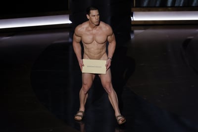 Cena presentó el premio a Mejor diseño de vestuario, pero para hacerlo apareció apenado, sin pantalón y sin camisa, únicamente con un sobre blanco cubriendo sus partes íntimas y bromeó al respecto. (FOTO: EFE/EPA/CAROLINE BREHMAN)