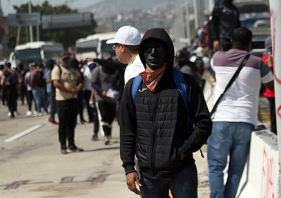 Normalistas de Ayotzinapa durante una protesta. (ARCHIVO)