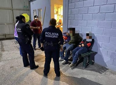 Imagen Pequeños llegan a Torreón desde Parras para trabajar y ayudar a su abuelita, agentes los resguardan