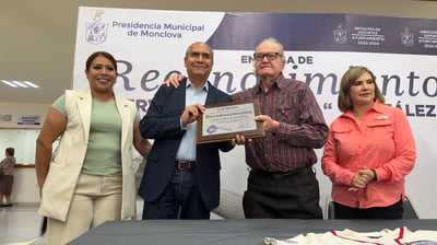 El beisbolista Servando González, la 'Yegua' Ramos fue homenajeado por la Presidencia Municipal De Monclova. (SERGIO A. RODRÍGUEZ)