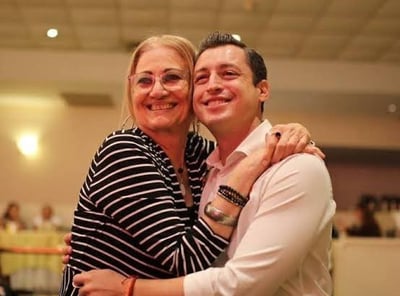Luis Donaldo Colosio y su madre adoptiva Hilda Elisa Riojas. (ESPECIAL)