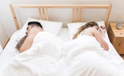Imagen El significado de dar la espalda a la pareja al dormir