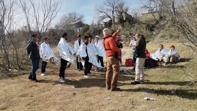 Migrantes rescatados del río Bravo. (ARCHIVO)