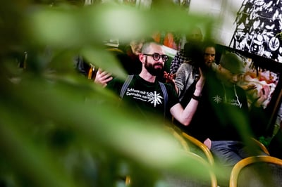 La gente en el Museo del Cáñamo de Berlín sigue en una pantalla cómo el Consejo Federal Alemán 'Bundesrat' decide sobre la despenalización del cannabis en Berlín. (EFE)