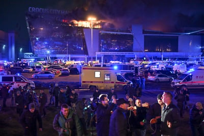 Al menos 40 personas murieron y más de un centenar resultaron heridas en el tiroteo ocurrido el viernes en una sala de conciertos de un centro comercial en las afueras de Moscú, informó el Servicio Federal de Seguridad (FSB). (AP)