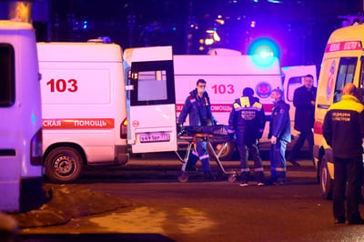 Un grupo de hombres armados con fusiles automáticos protagonizó el viernes un sangriento tiroteo en una sala de conciertos a las afueras de Moscú, donde murieron varias decenas de personas y más de un centenar resultaron heridas, atentado que fue reivindicado por el Estado Islámico. (AP)