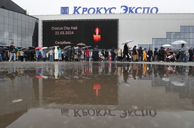 Personas lamentan el atentado terrorista en la sala de conciertos del Crocus City Hall en Krasnogorsk. (EFE)