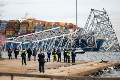 Vista de las autoridades tras el derrumbe del puente de Baltimore. 