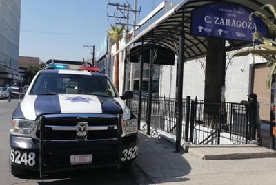 Imagen Menor le arrebata celular a jovencita y lo detienen en Centro de Torreón
