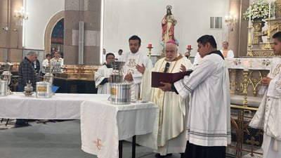 El obispo de la Diócesis Gómez Palacio, Jorge Estrada Solórzano, encabezó la Misa Crismal en la catedral de Guadalupe.