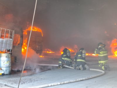 Imagen Reducidas a cenizas siete unidades tras fuerte incendio en taller de reparación
