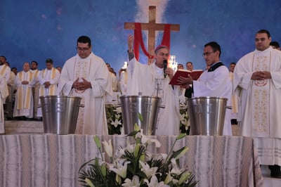 Ayer se llevó a cabo la Misa Crismal en Torreón, en donde se consagró el Santo Crisma y se bendijeron los óleos, además los sacerdotes renovaron sus promesas de ordenación.
