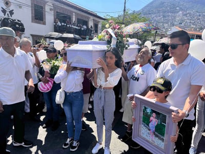 Familiares y pobladores dan el último adiós a Camila, niña de ocho años asesinada en Taxco, Guerrero. (EL UNIVERSAL)