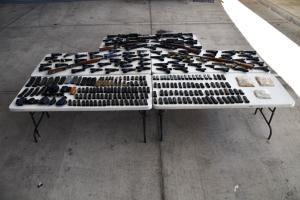 Imagen Confiscan 83 armas, 680 municiones y accesorios para armas en Puente Internacional Del Rio-Acuña