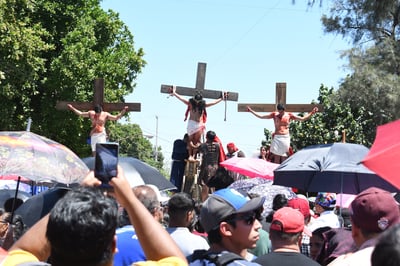 Los gomezpalatinos acudieron a la Iglesia de Santa Rosa de Lima a observar el Viacrucis.