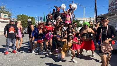 Imagen Salen a las calles vestidos de mujer como parte de la fiesta de la 'Quema de Judas' en Gómez Palacio