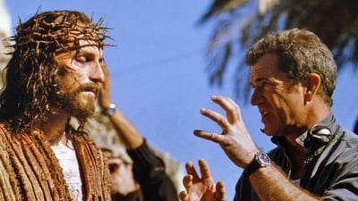 Clásico. Esta fotografía detrás de cámaras de Jim Caviezel y el director Mel Gibson se hizo muy famosa. (ARCHIVO)